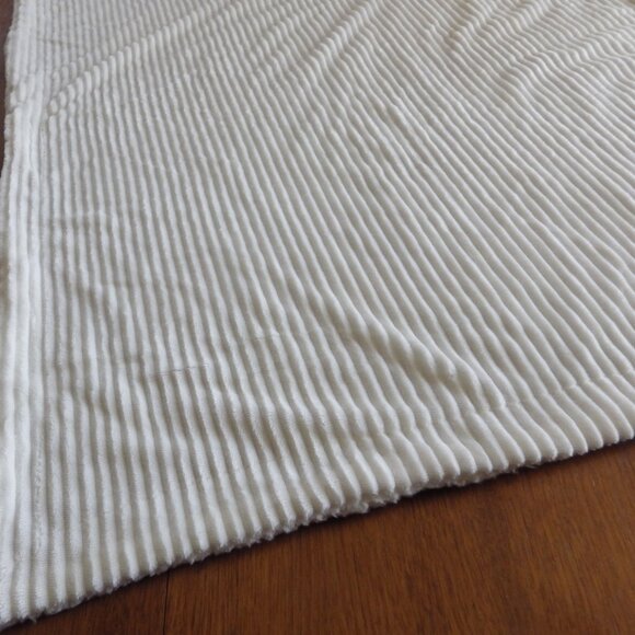 Mon Lapin Baby Blanket/ White Ribbed Plush/ Unisex / Reversible/ 39" X 30" - Picture 5 of 7